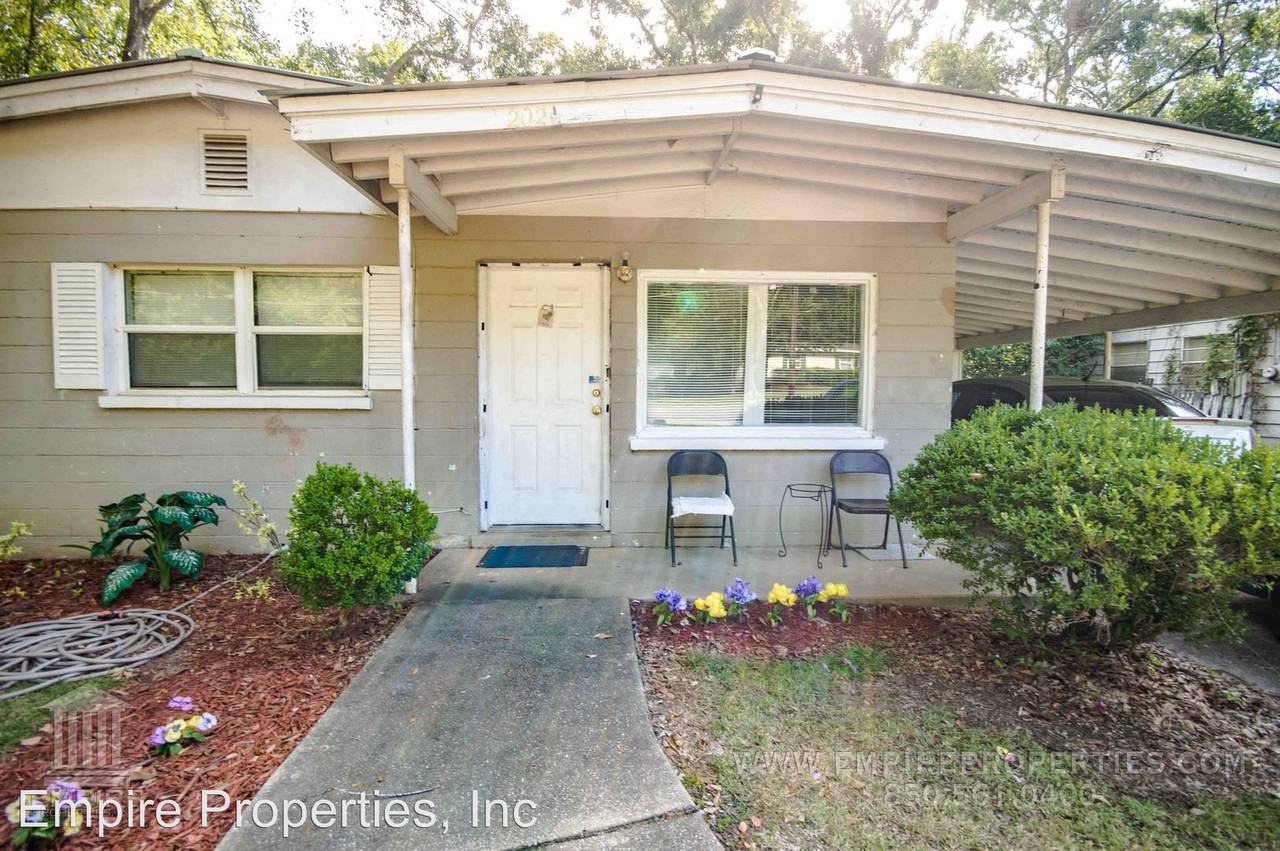 2021 Warwick Street - Photo 3 of 20