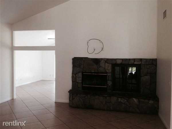 926 W 28th St - Photo 2 of 7