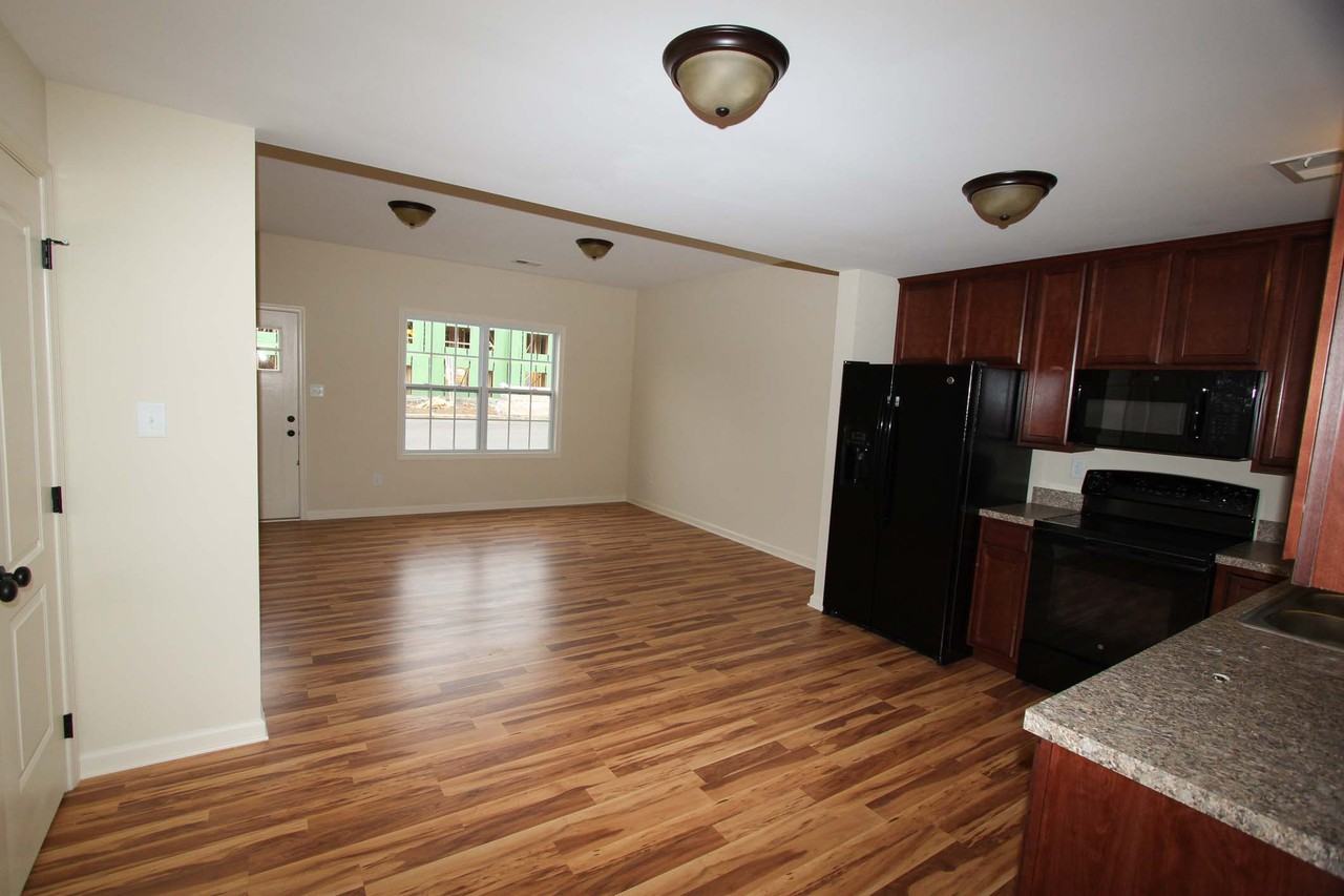 27 Baltic Ct - Photo 3 of 19