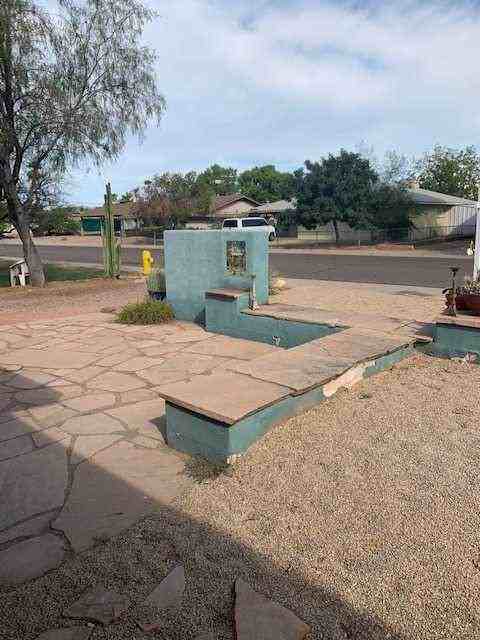 719 W 10th St - Photo 2 of 10