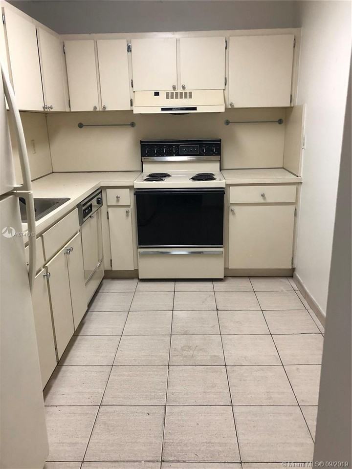 901 Sw 37th Ave Unit 24 - Photo 3 of 10