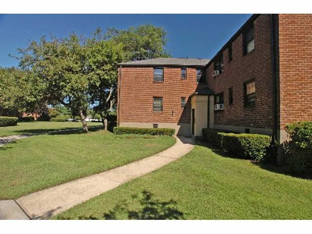 Bayshore Manor - Photo 2 of 10