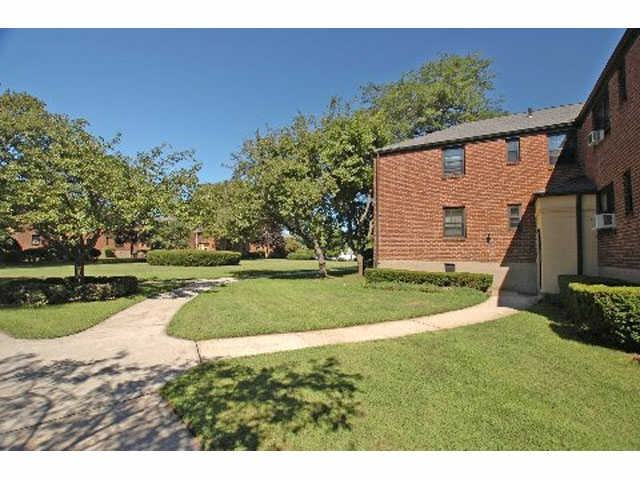 Bayshore Manor - Photo 3 of 10