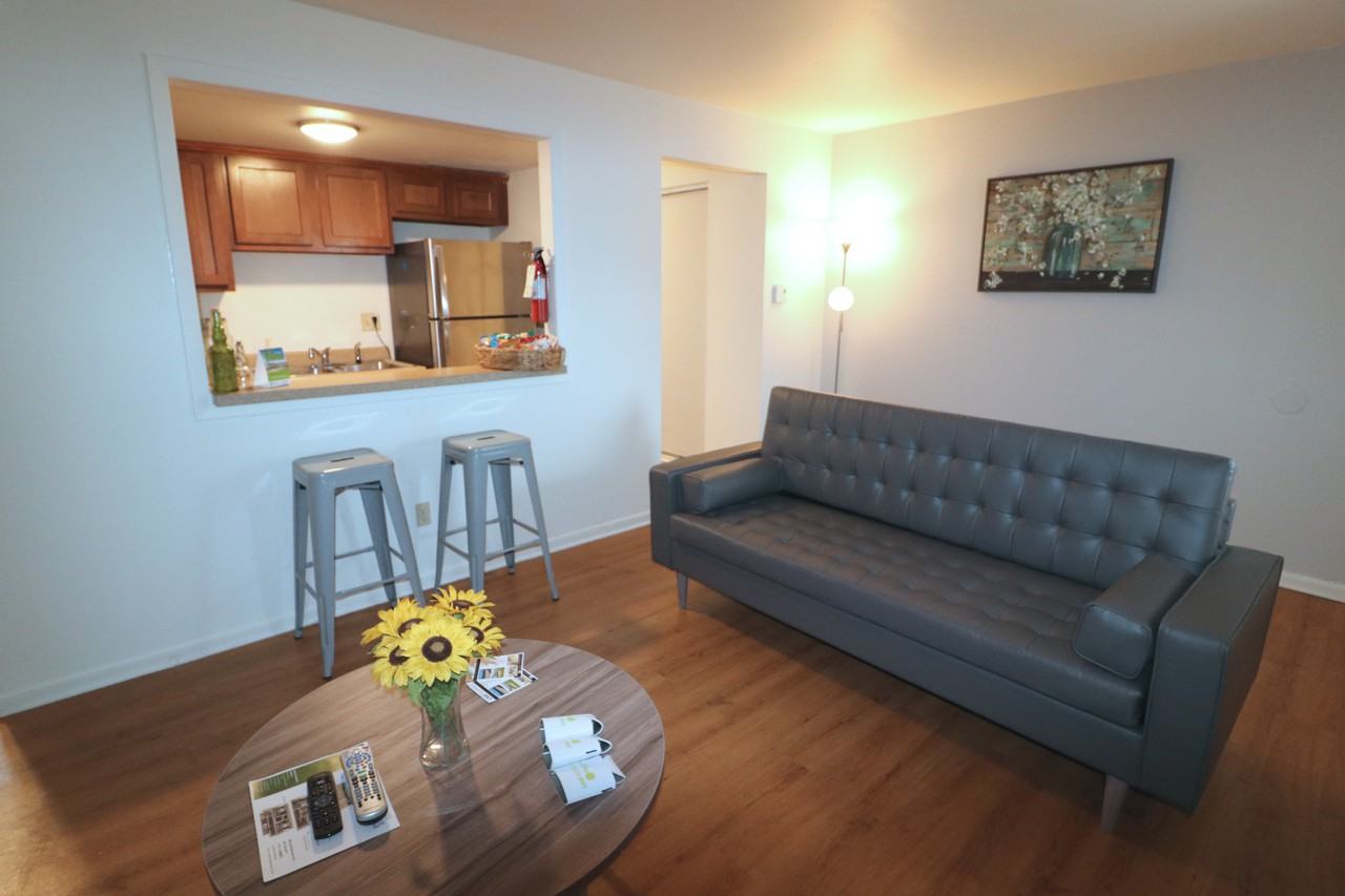 Hillcrest Oakwood - Off Campus Housing - Photo 3 of 7