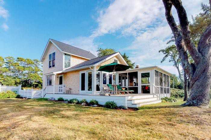 331 Seapowet Avenue - Photo 2 of 32