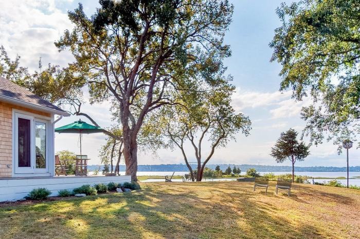 331 Seapowet Avenue - Photo 3 of 32