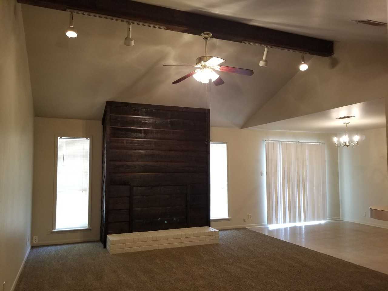 207 Spyglass Dr - Photo 3 of 11