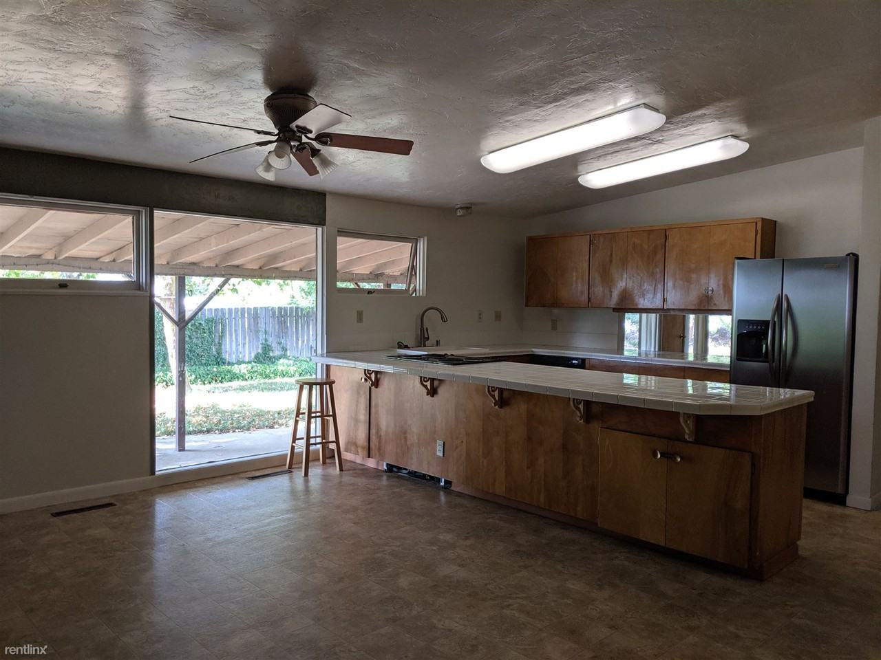 401 Summit Court - Photo 2 of 3