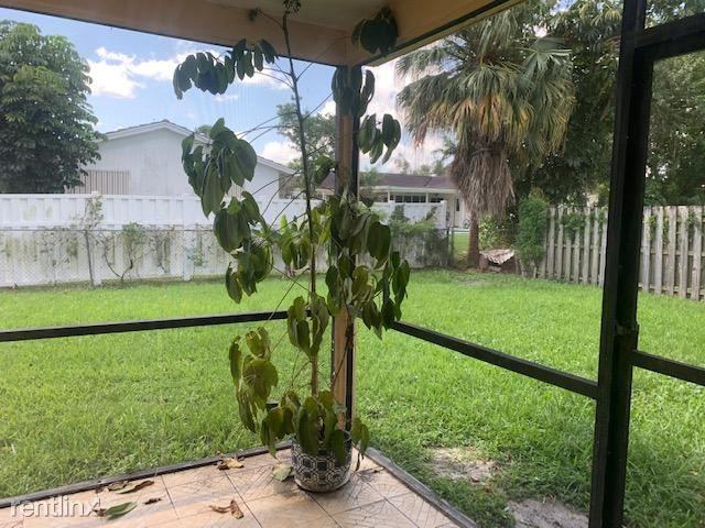 10630 NW 45th St - Photo 3 of 5