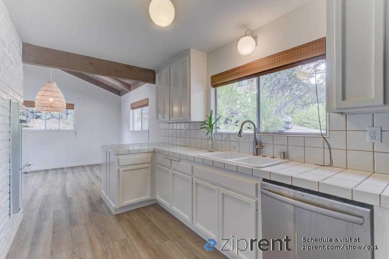 137 Convent Ct - Photo 3 of 20