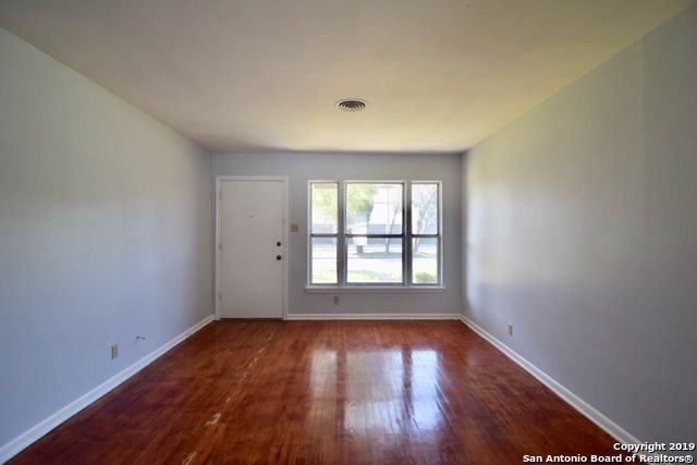 135 Brettonwood Dr - Photo 3 of 17