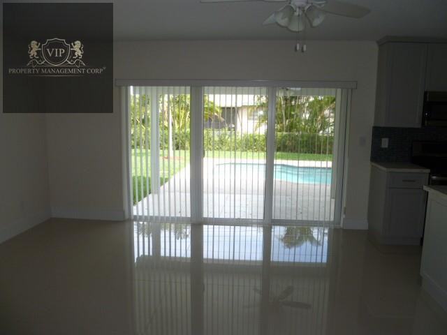 5212 Southwest 90th Terrace - Photo 3 of 18