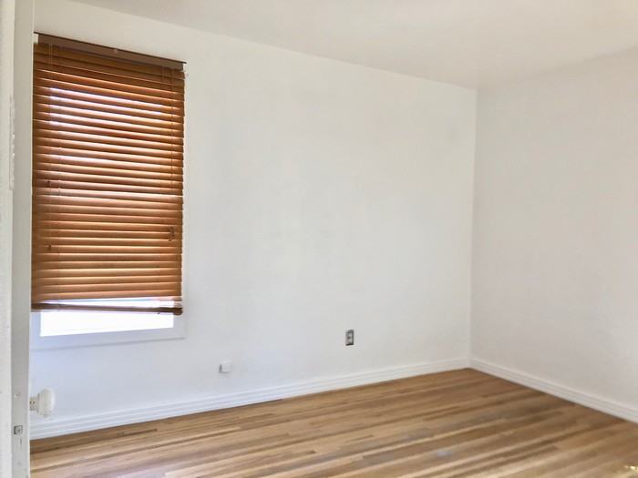 903 La Luz - Photo 2 of 10