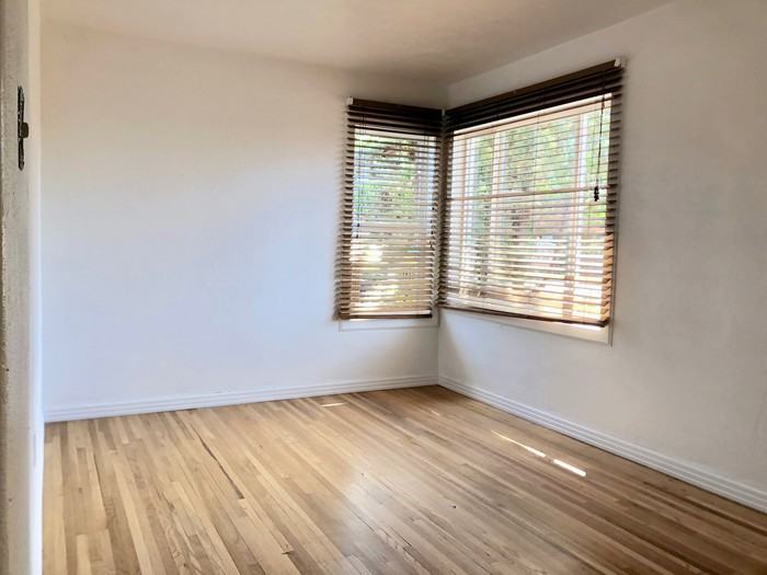 903 La Luz - Photo 3 of 10