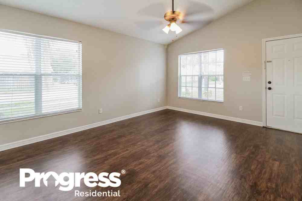 9779 Hollyhill Dr - Photo 3 of 16