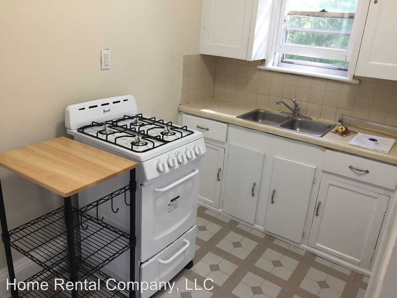 1352 College NE - Photo 3 of 9