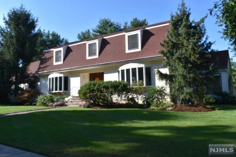 41 Trautwein Crescent, Closter, NJ 07624 4 Bedroom House for 4,400