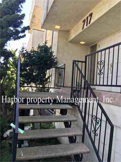 717 West 33rd Street - Photo 3 of 18