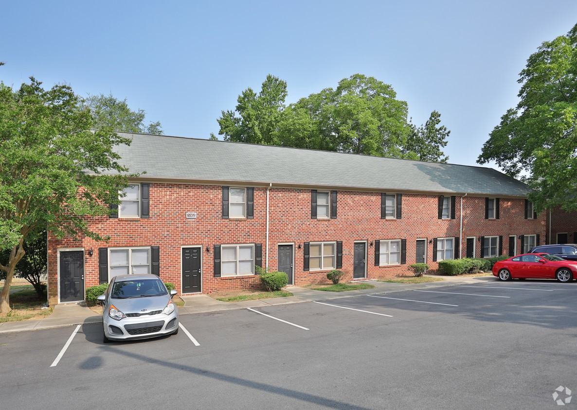 Courtyard Apartments for Rent 5300 Montague Street, Charlotte, NC
