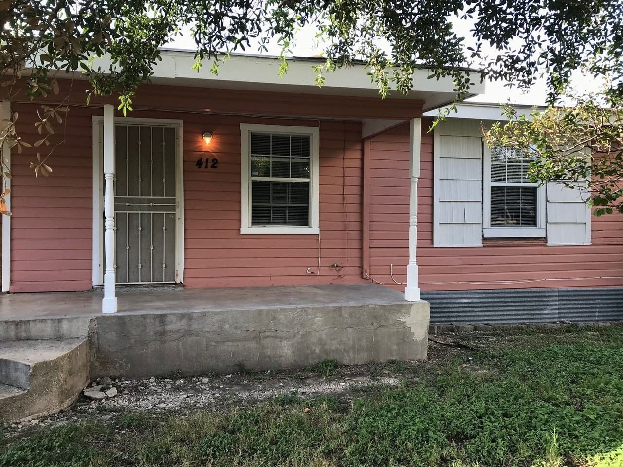 412 Stratford Ct - Photo 2 of 9