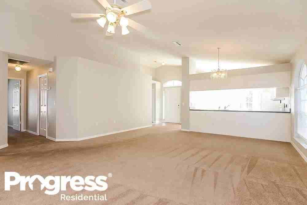 7833 Fashion Loop - Photo 3 of 14