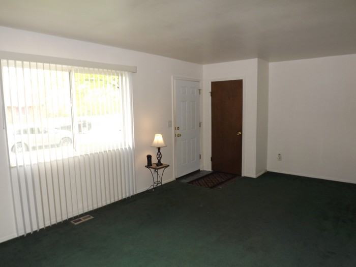 4731 Stratsburg Dr Dayton Oh 45417-8801 - Photo 2 of 10