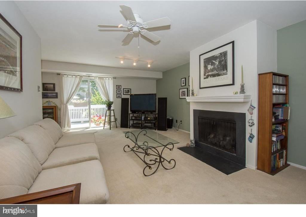 1720 Oakwood Terrace - Photo 2 of 12