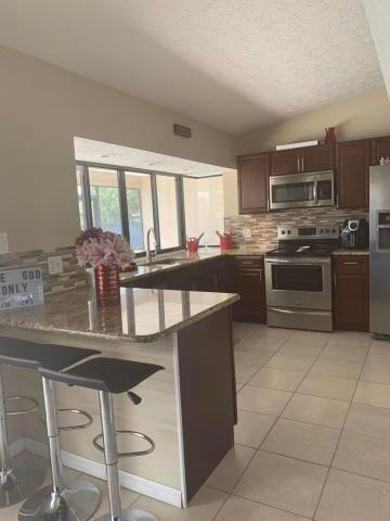 702 Nw Orchid St - Photo 2 of 3
