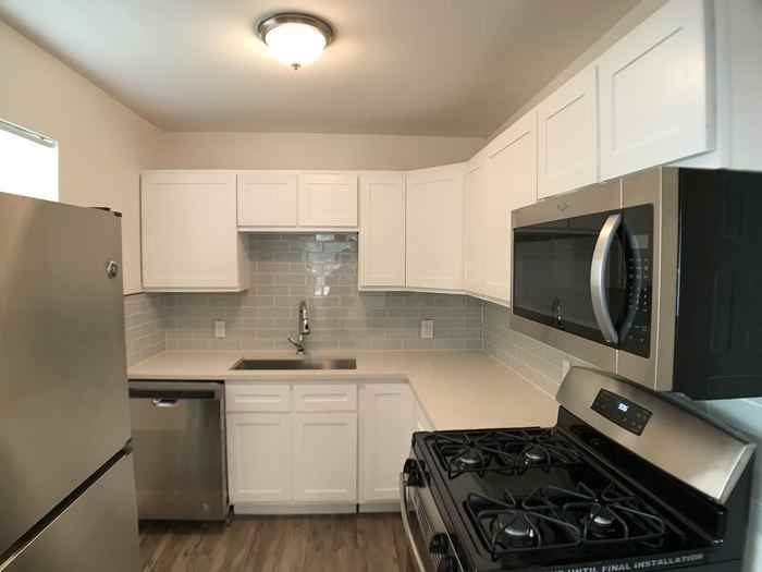 1007 E Davis - Photo 2 of 8
