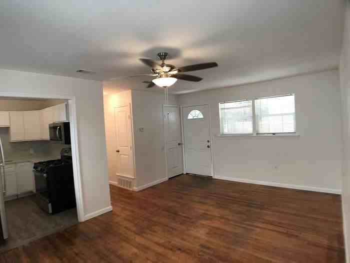 1007 E Davis - Photo 3 of 8