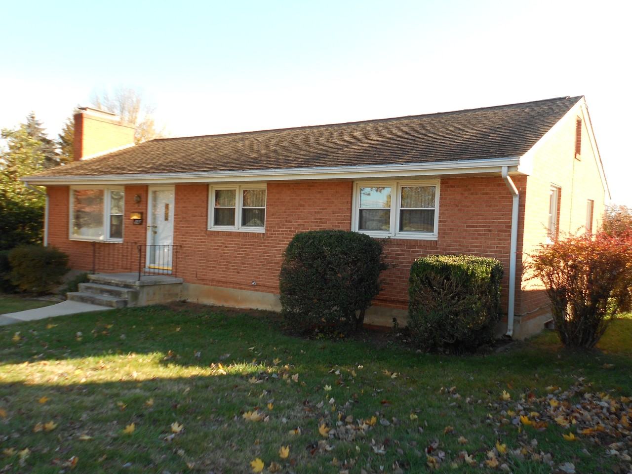 225 Monterey Ave NE - Photo 2 of 32