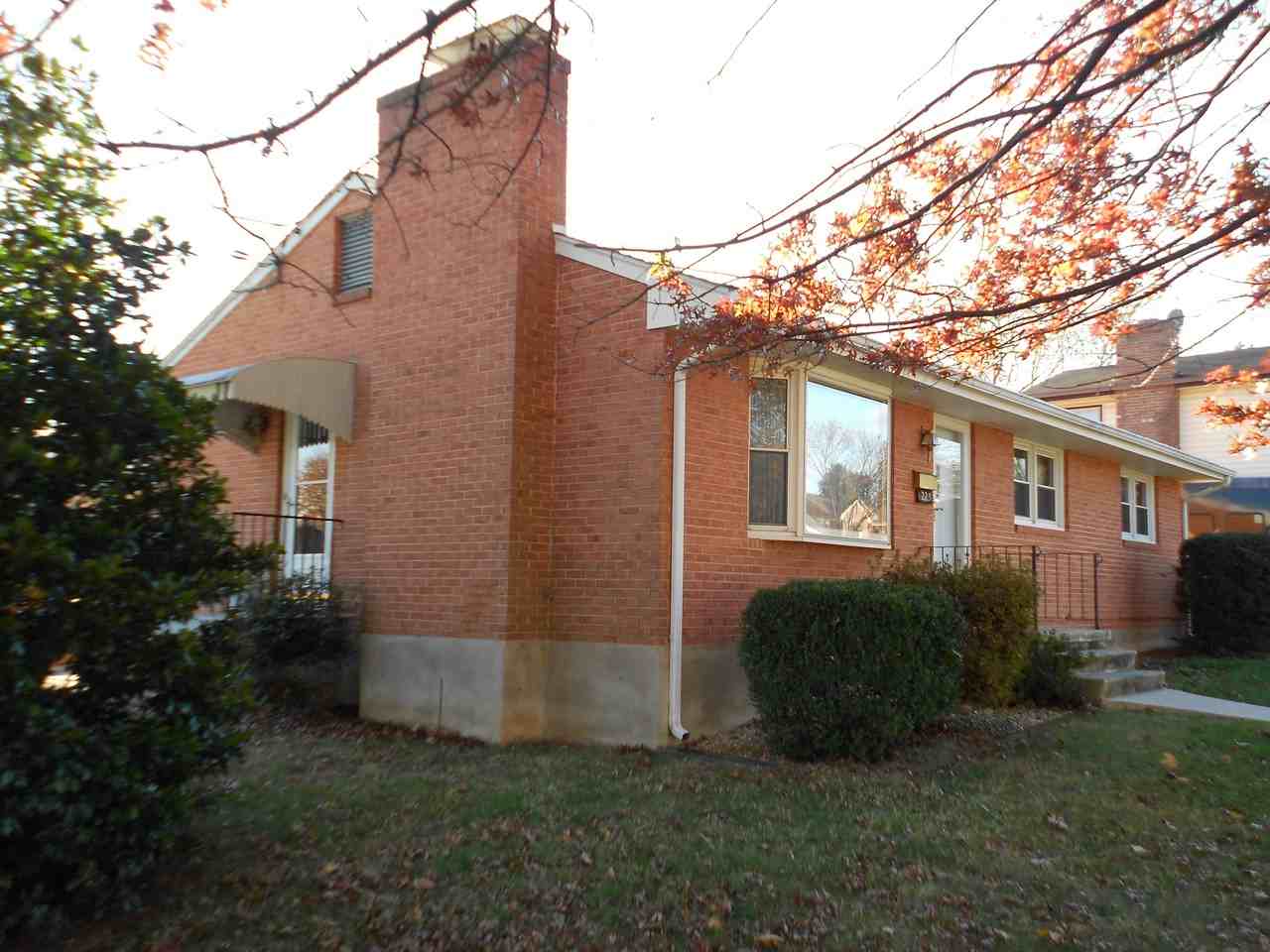 225 Monterey Ave NE - Photo 3 of 32