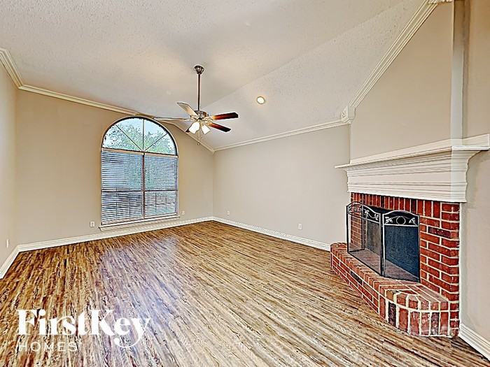 6102 Wall Street - Photo 3 of 16