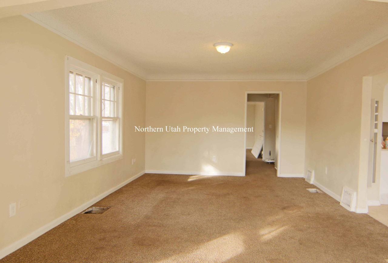 338 13th St - Photo 2 of 12