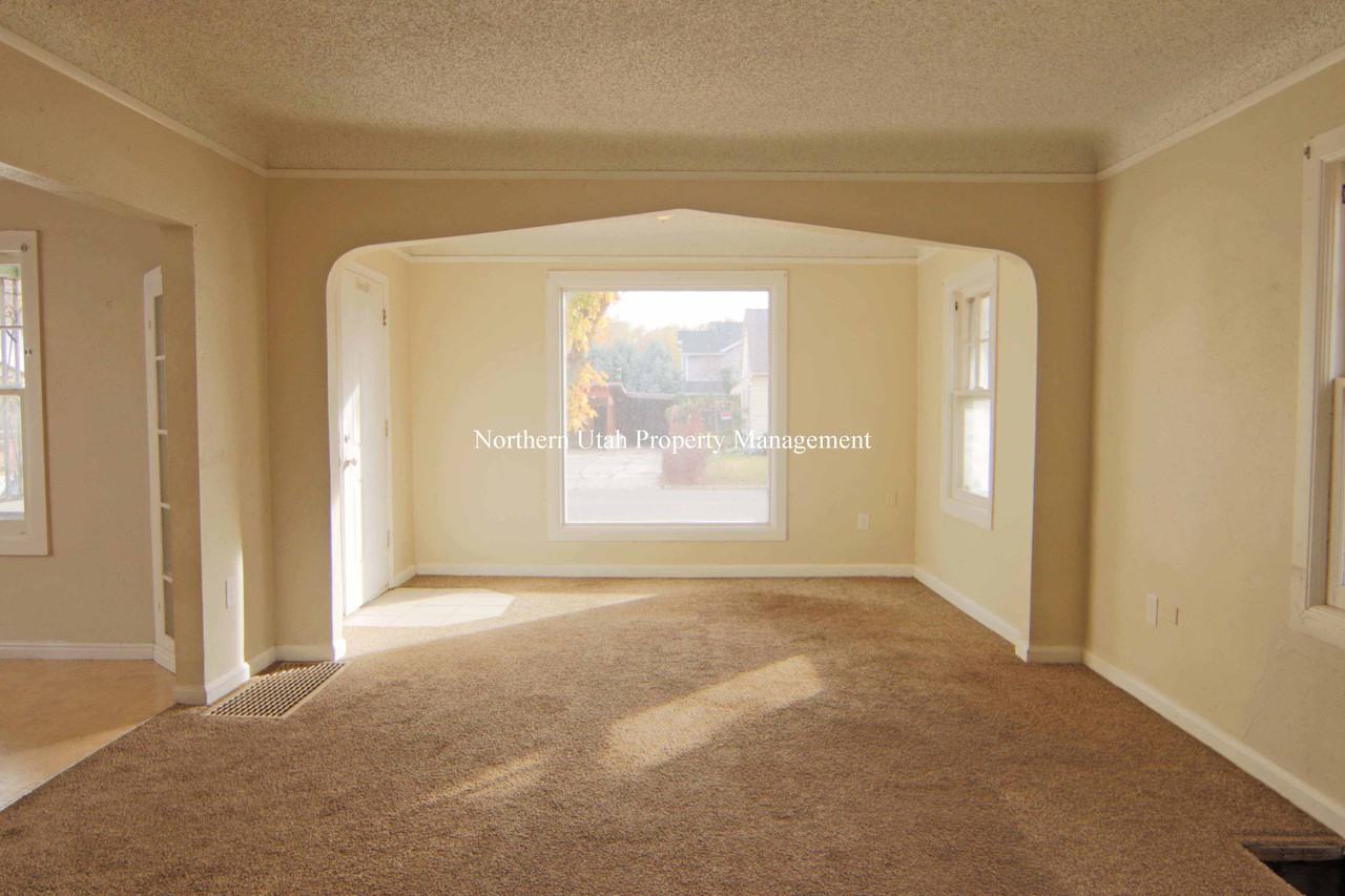 338 13th St - Photo 3 of 12