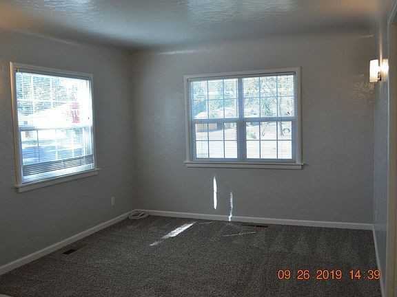 690 Bell St - Photo 3 of 10