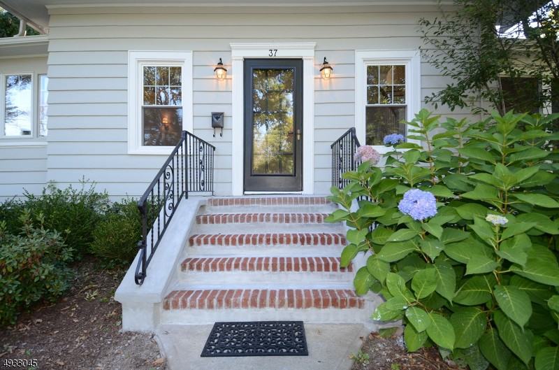 37 Raynold Rd - Photo 2 of 25