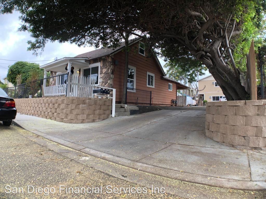 672 N. Grape St. - House - Photo 3 of 20