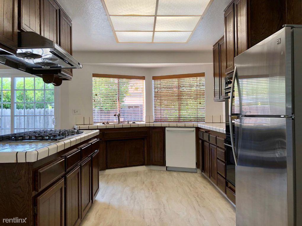 2707 Middleborough Cir - Photo 3 of 6