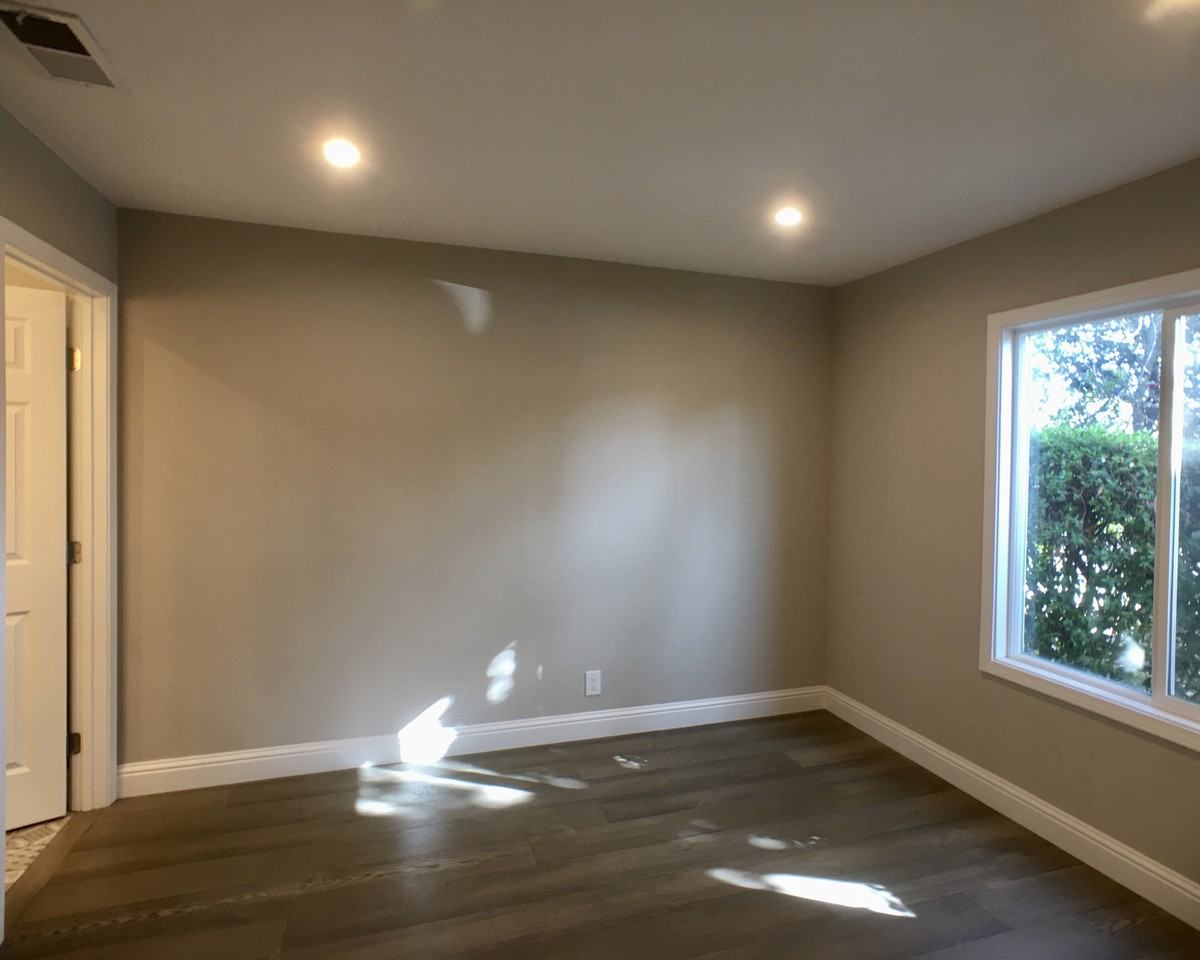 1098 Solana Drive - Photo 2 of 9