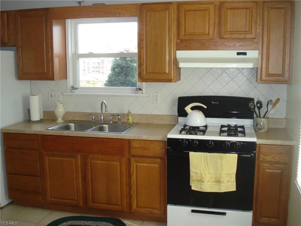 1572 Woodrow Ave - Photo 2 of 26