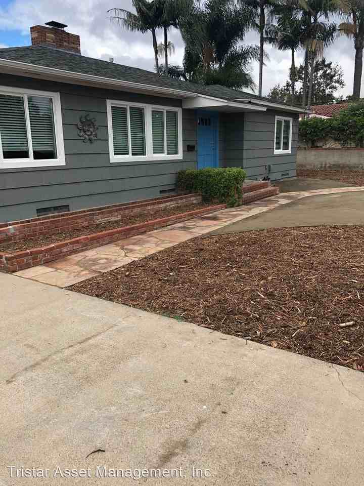 560 Live Oak Drive - Photo 2 of 9