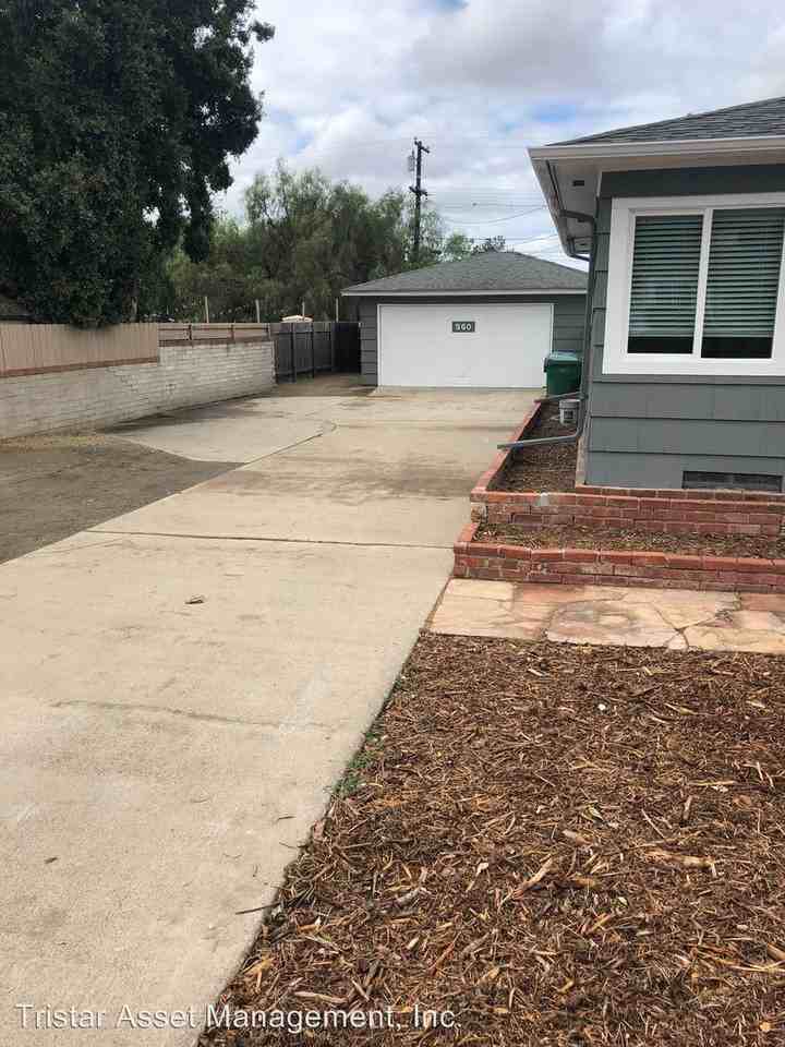 560 Live Oak Drive - Photo 3 of 9