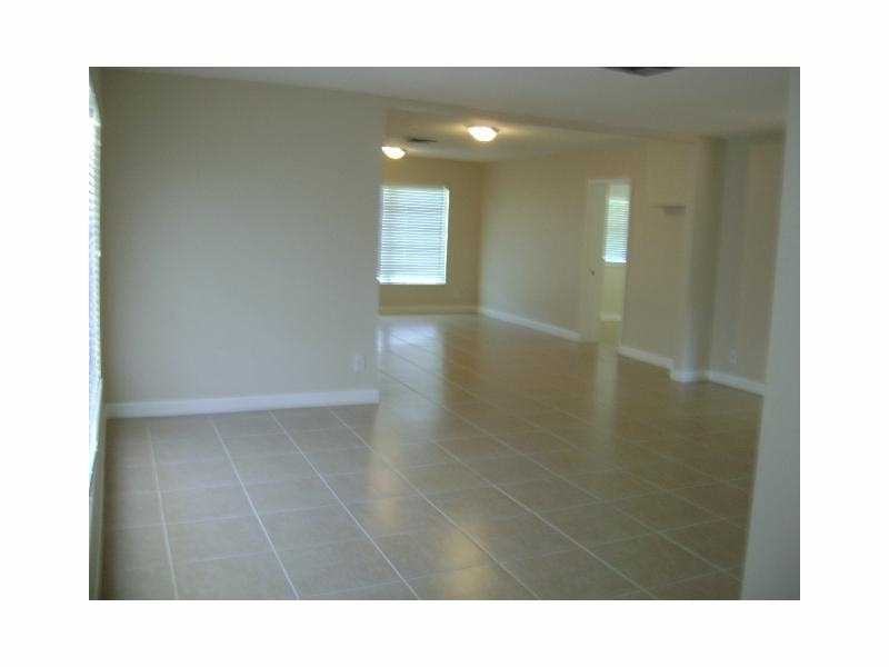 152 SW 61st Ave - Photo 3 of 12