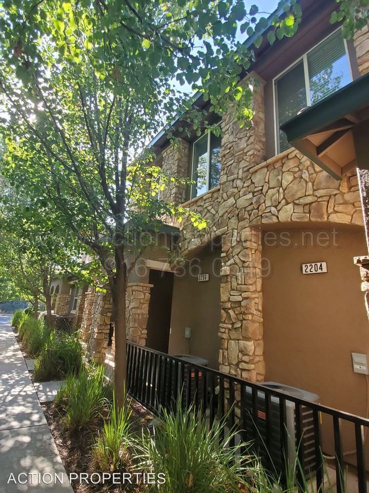 2206 Las Palomas Loop - Photo 2 of 7