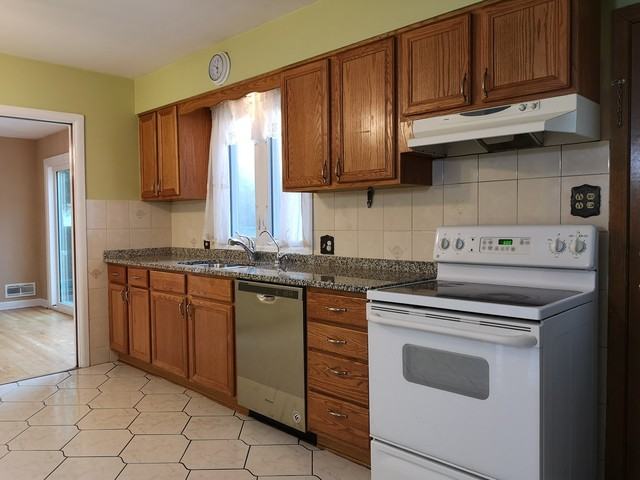 5604 Redwood - Photo 2 of 9