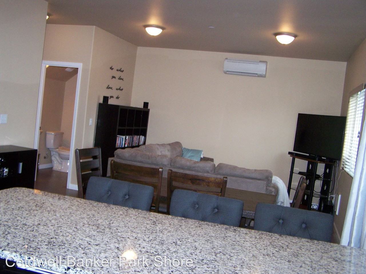 821 Se Kinsley Ln - Photo 3 of 9