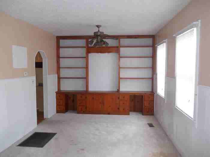 405 Hadley Avenue - Photo 2 of 9