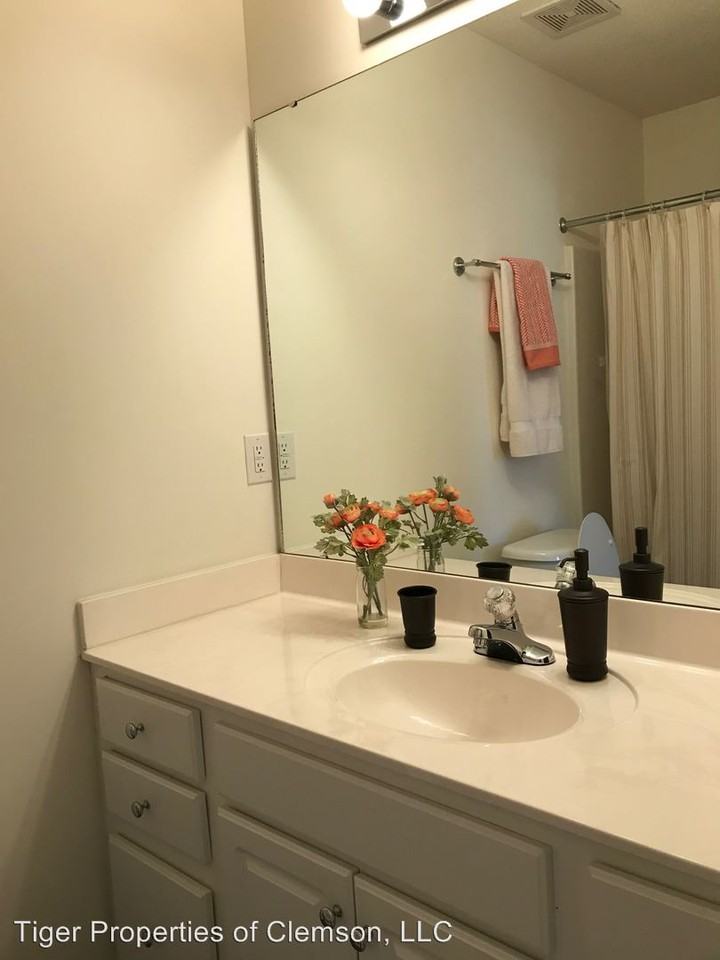 101 White Ln - Photo 3 of 30