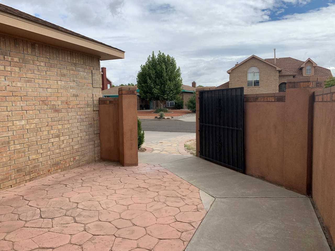 5021 Summersville Dr Nw - Photo 3 of 34